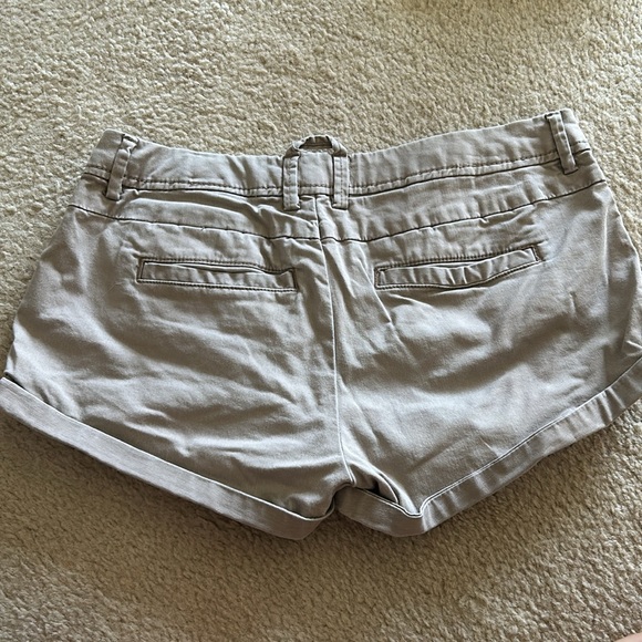 Khaki shorts - Picture 3 of 4